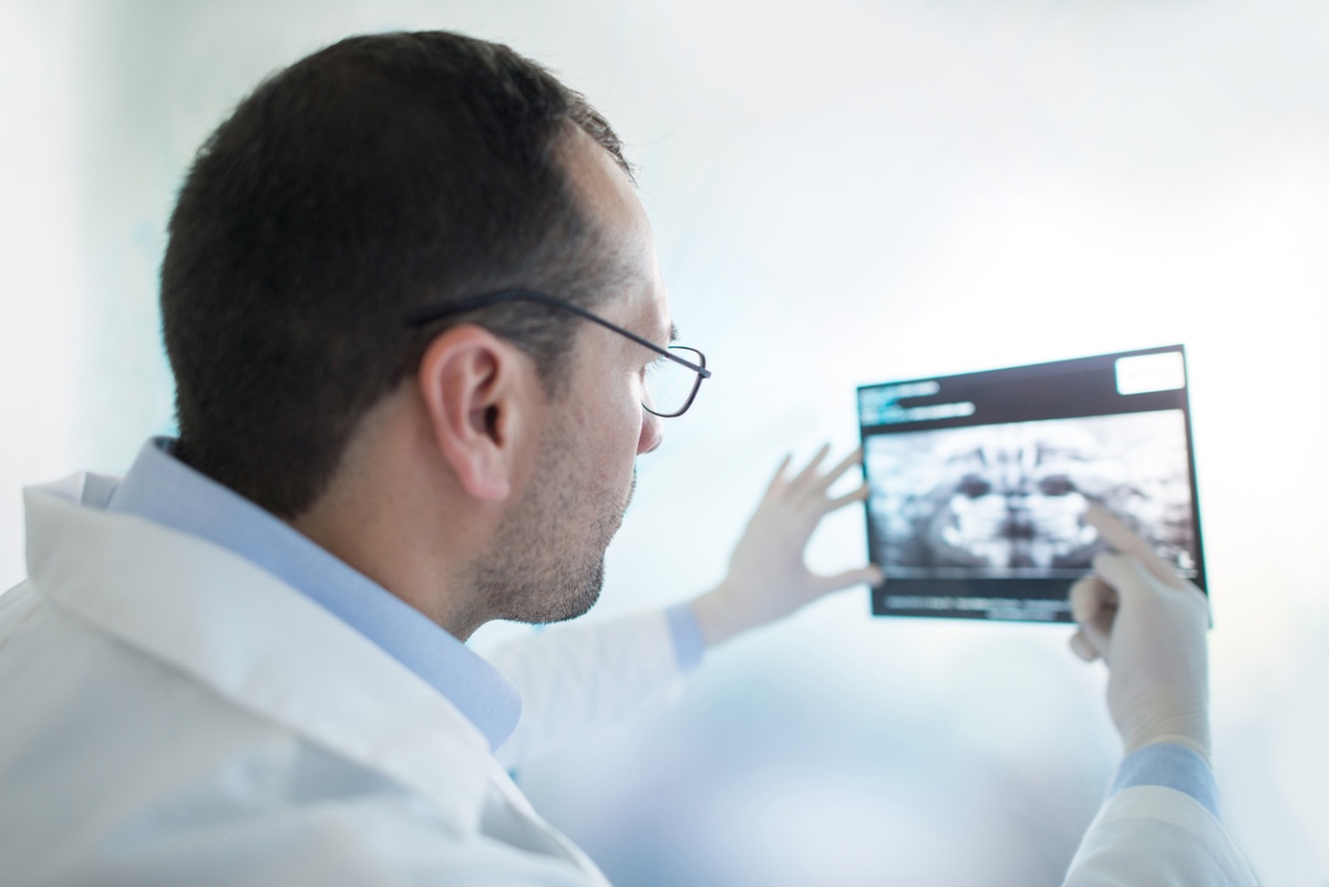 Prevention of dental injuries as a result of airway manipulation